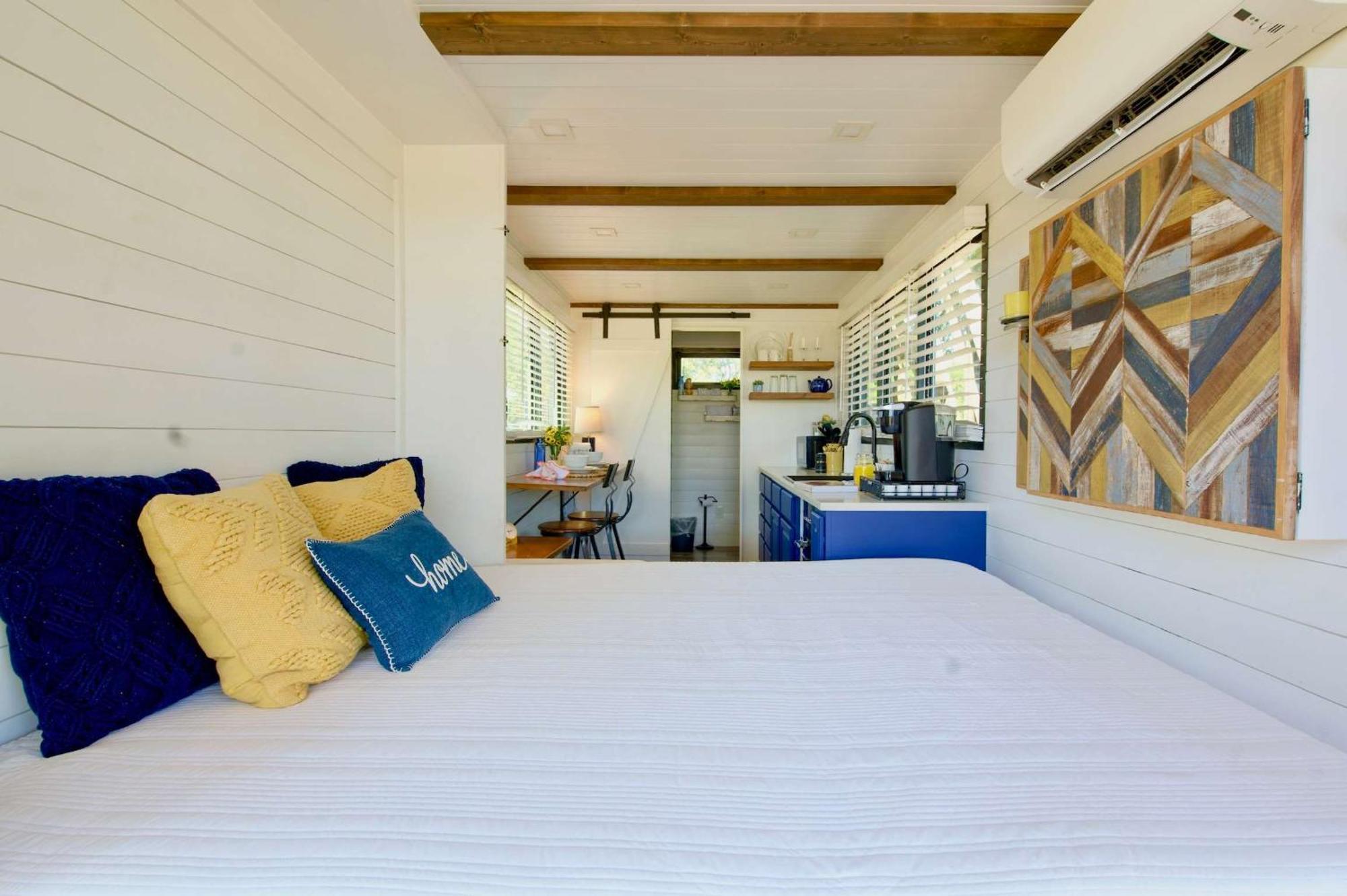 Elegant Container Tiny House Yellow & Blue Waco Exterior photo