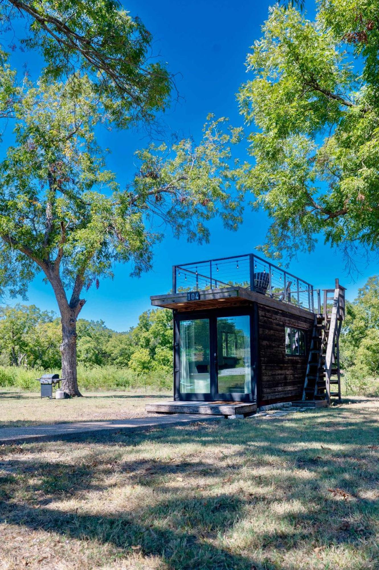 Elegant Container Tiny House Yellow & Blue Waco Exterior photo